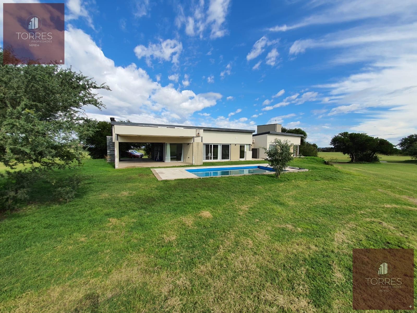 HOUSE FOR SALE IN THE COUNTRY GOLF SANTA MARIA VILLA LARCA NEIGHBORHOOD, MERLO. SAN LUIS