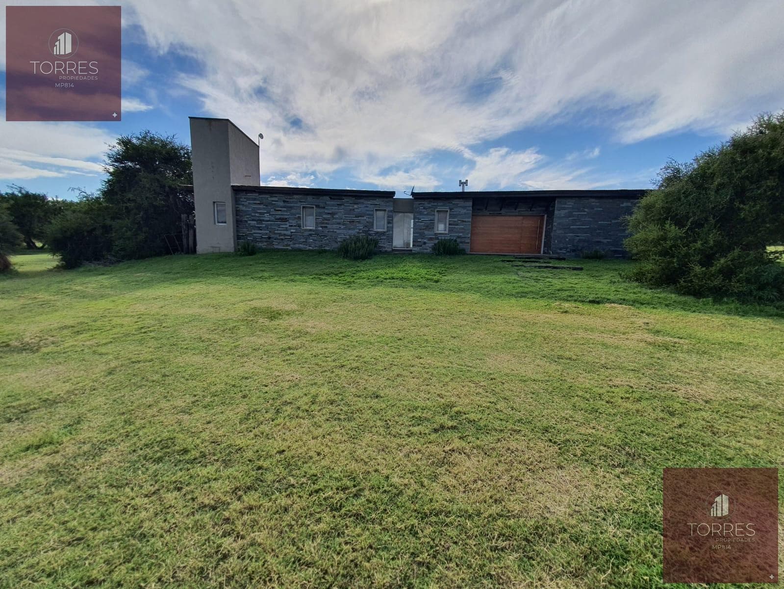 HOUSE FOR SALE IN THE COUNTRY GOLF SANTA MARIA VILLA LARCA NEIGHBORHOOD, MERLO. SAN LUIS