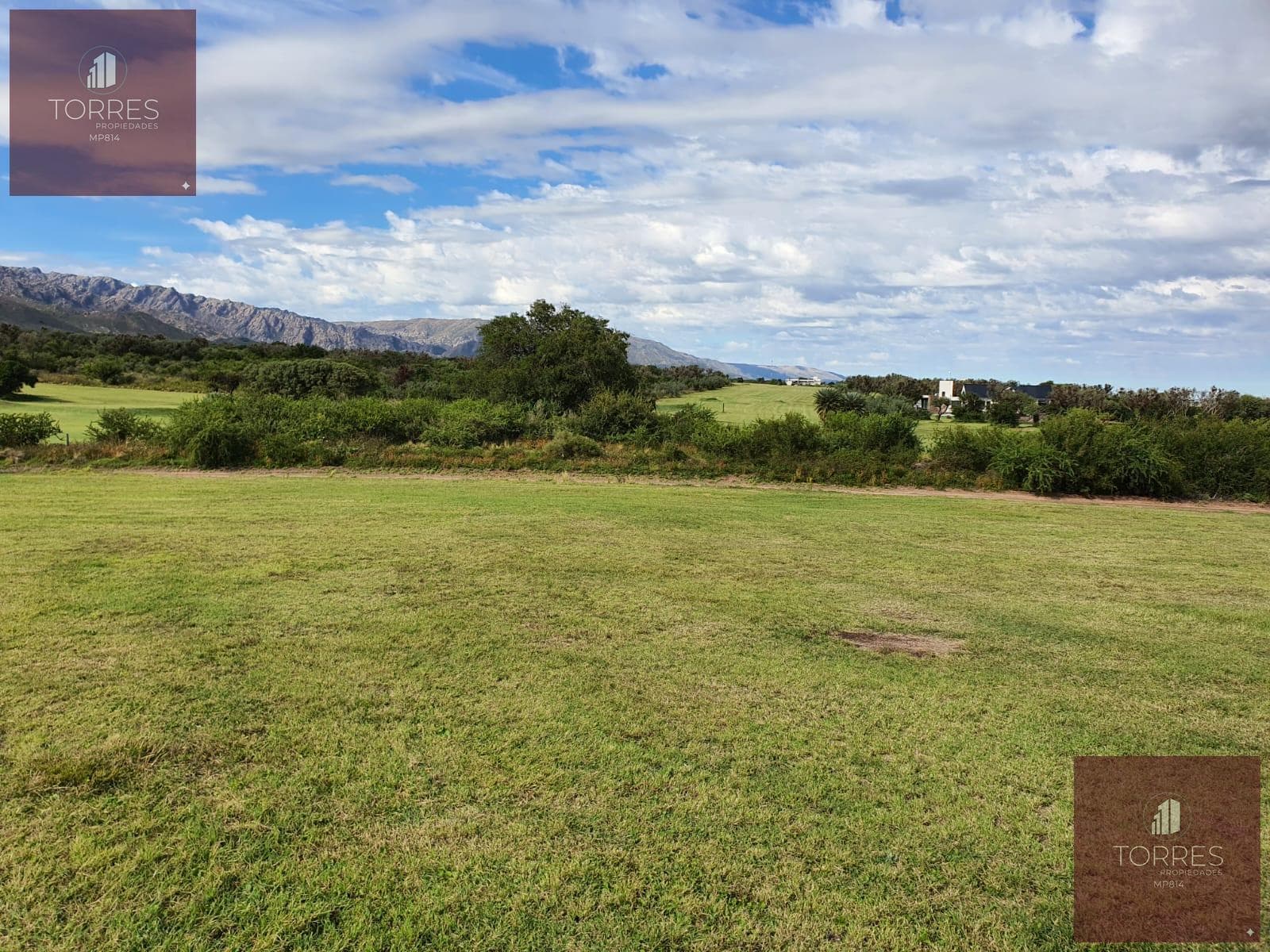 HOUSE FOR SALE IN THE COUNTRY GOLF SANTA MARIA VILLA LARCA NEIGHBORHOOD, MERLO. SAN LUIS
