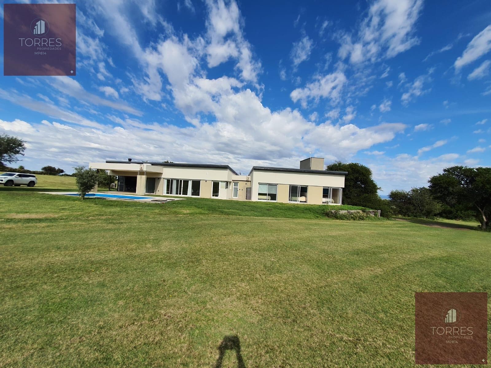 HOUSE FOR SALE IN THE COUNTRY GOLF SANTA MARIA VILLA LARCA NEIGHBORHOOD, MERLO. SAN LUIS