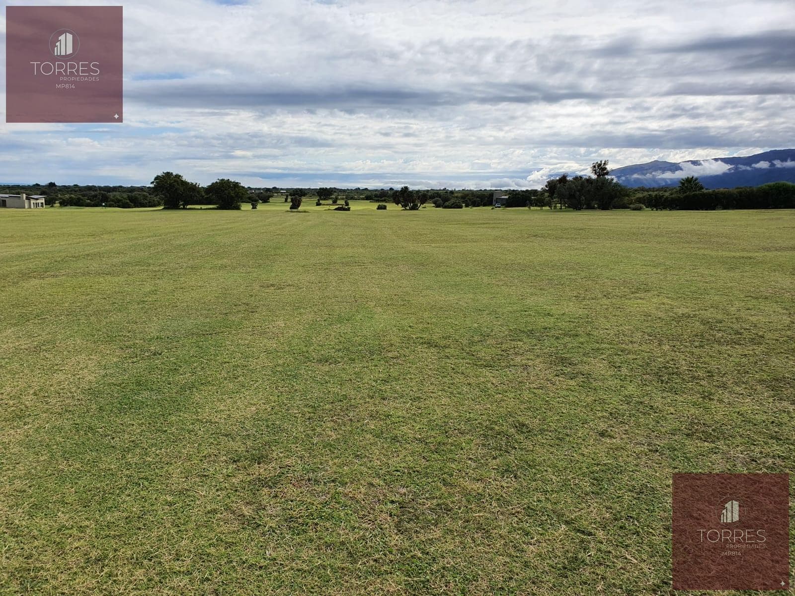 HOUSE FOR SALE IN THE COUNTRY GOLF SANTA MARIA VILLA LARCA NEIGHBORHOOD, MERLO. SAN LUIS