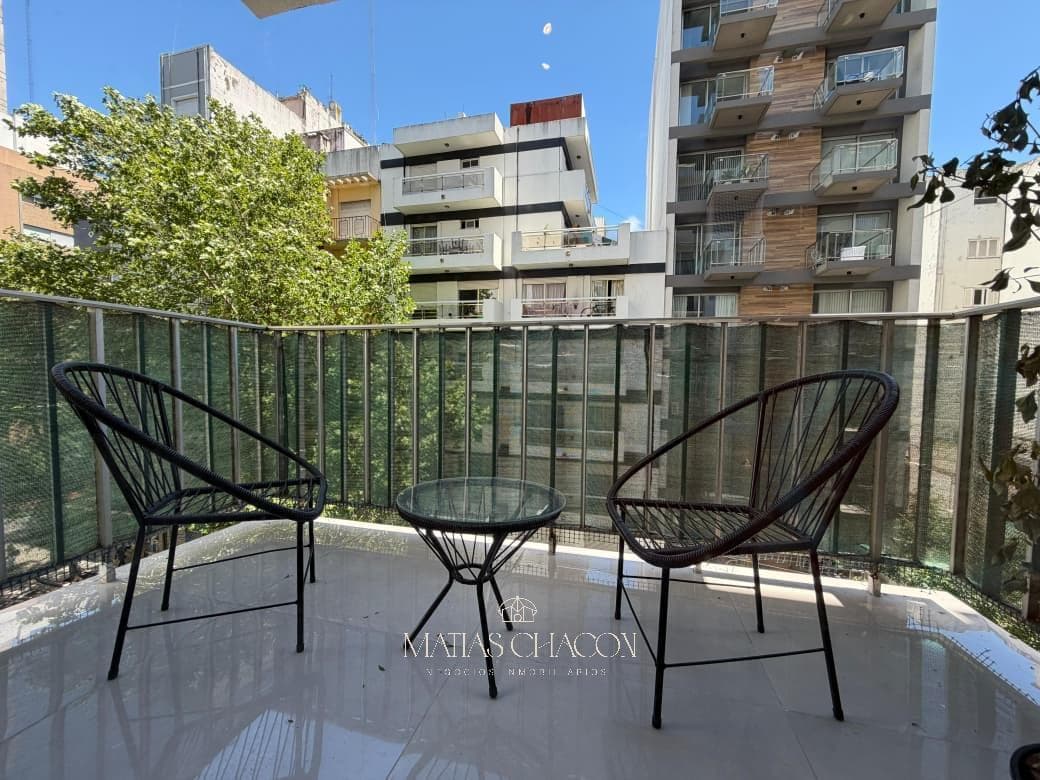 3-room apartment facing the street with a balcony, completely renovated to look brand new, in Plaza Mitre
