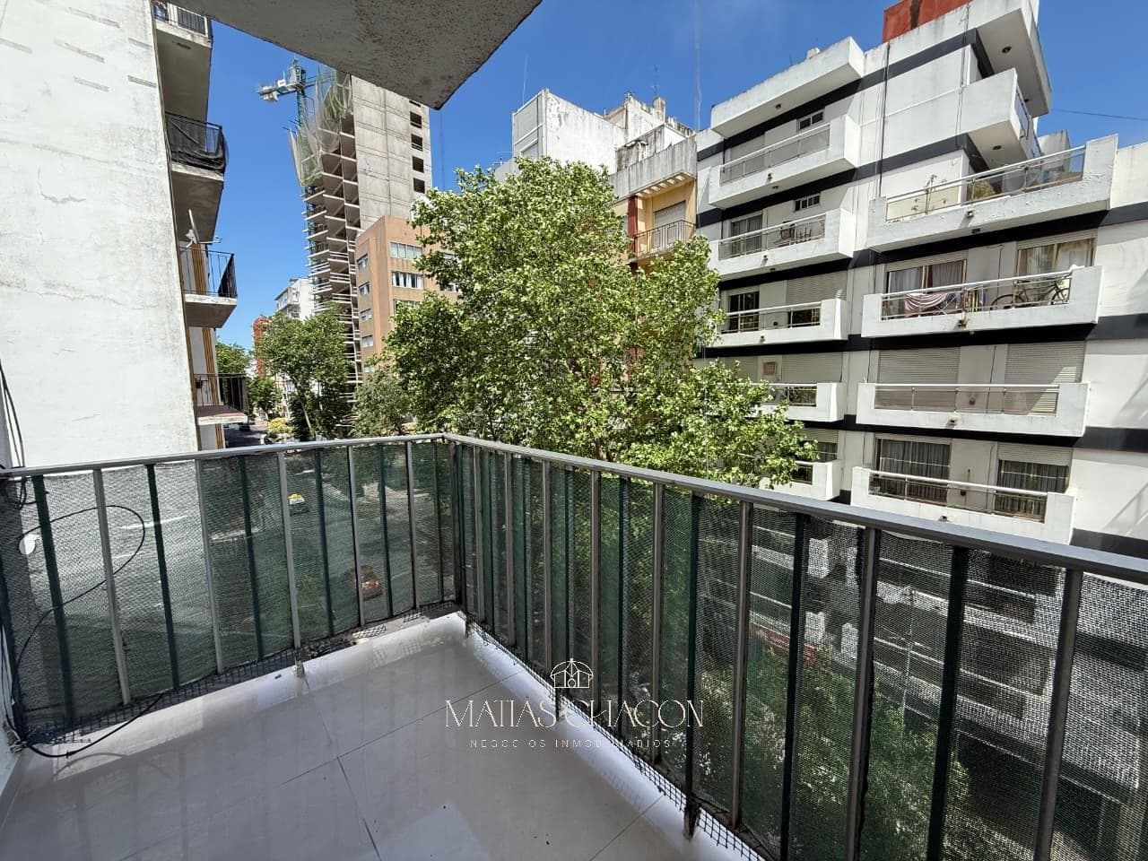 3-room apartment facing the street with a balcony, completely renovated to look brand new, in Plaza Mitre