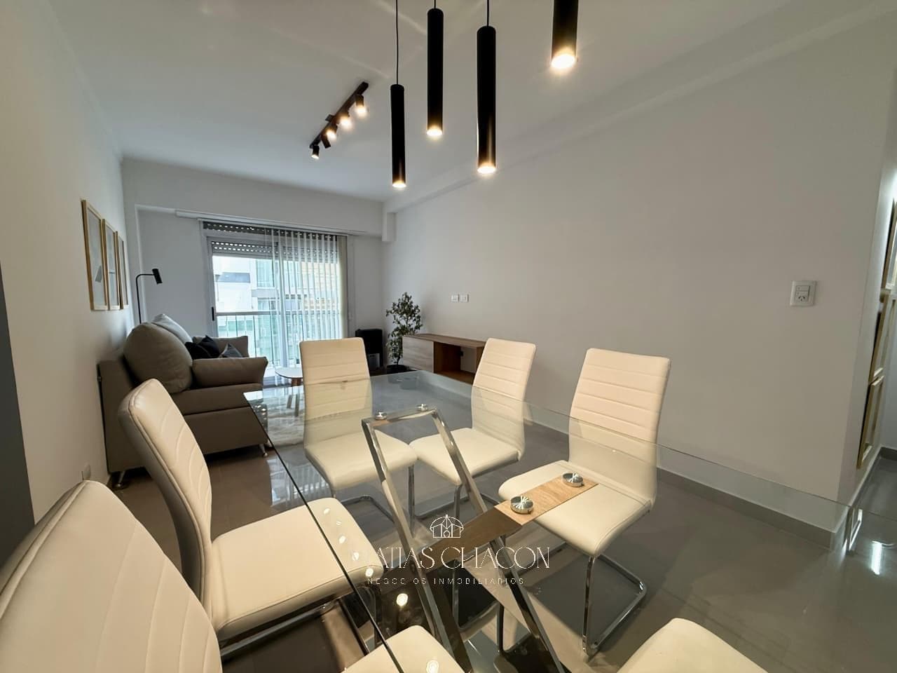 3-room apartment facing the street with a balcony, completely renovated to look brand new, in Plaza Mitre