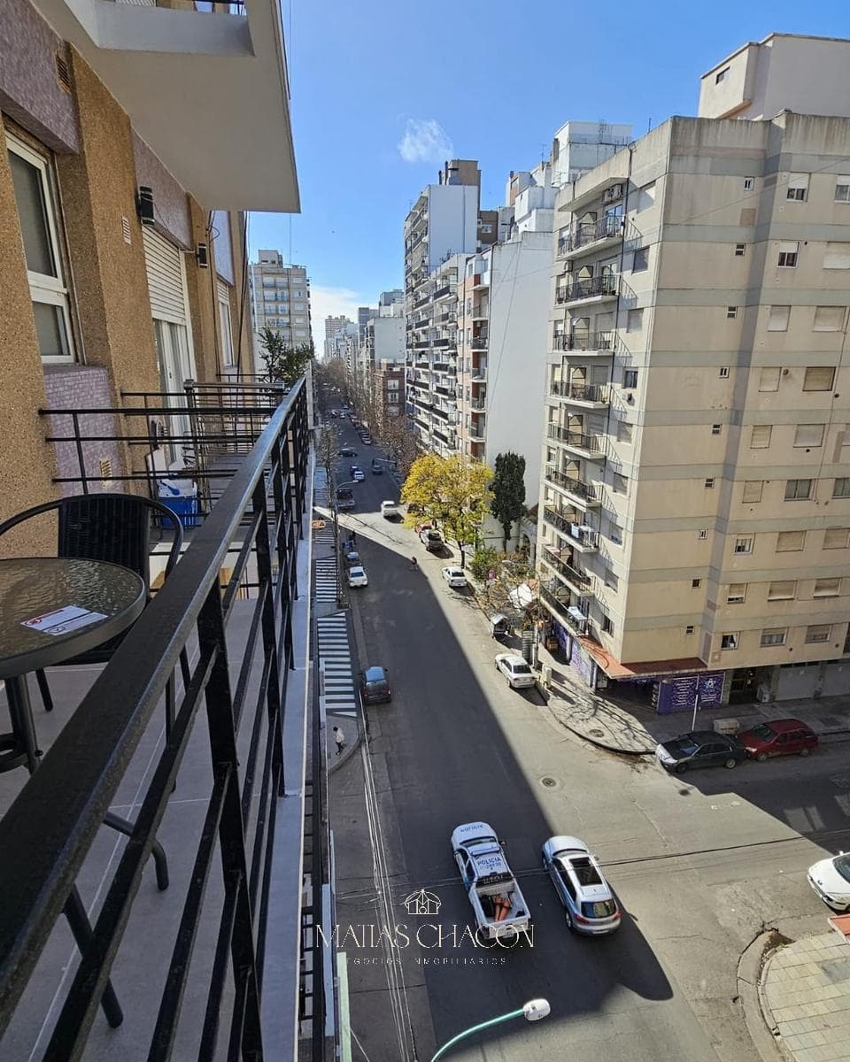 Fully renovated 3-room apartment facing the street, just a few meters from Plaza Mitre