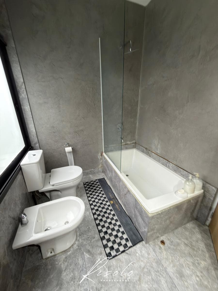 House for Rent. 5 Bedrooms + Office. Pool. Gated Community. Escobar
