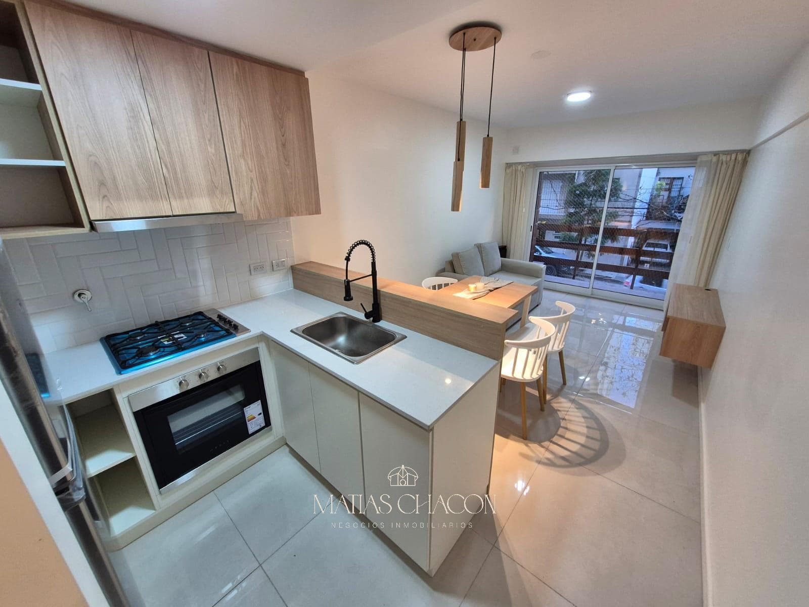 3-room apartment facing the street with a balcony and a fully renovated patio