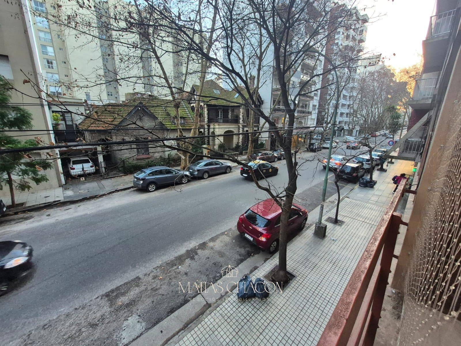 3-room apartment facing the street with a balcony and a fully renovated patio