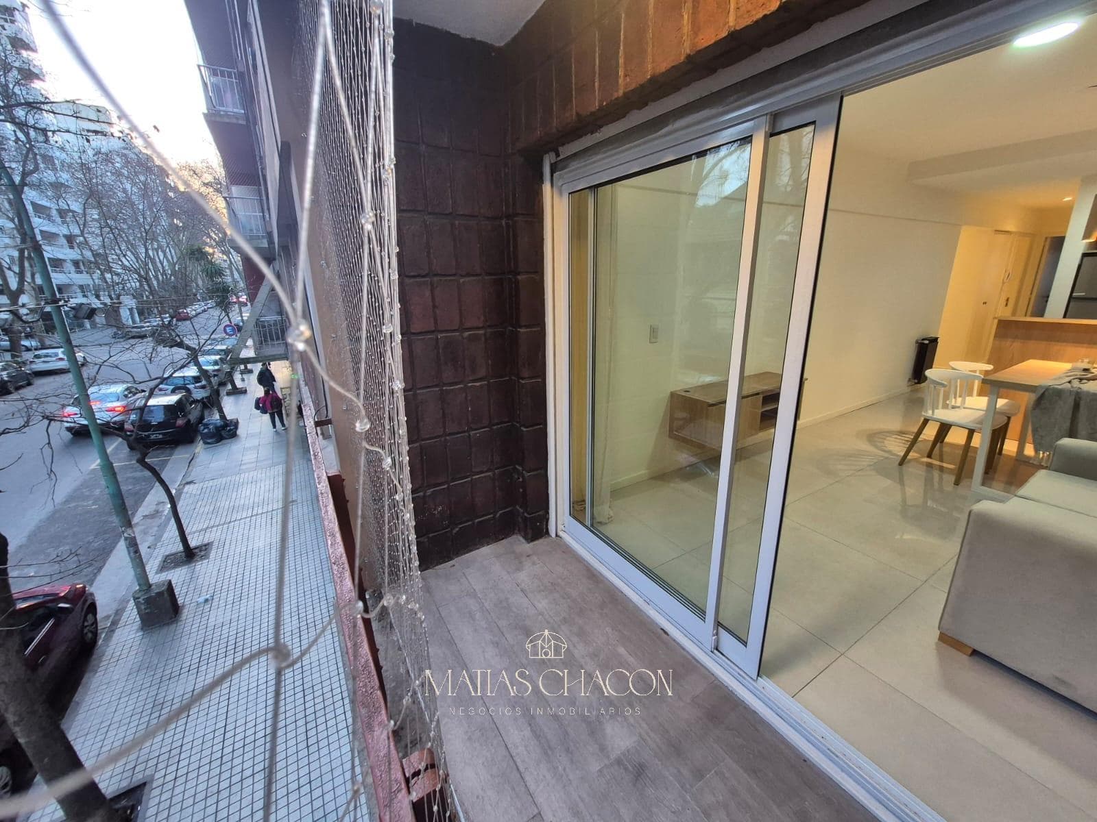 3-room apartment facing the street with a balcony and a fully renovated patio