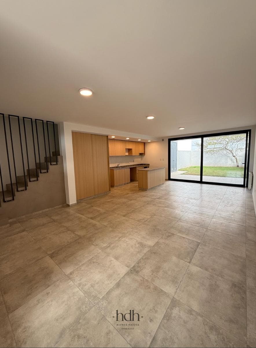 House for sale: 3 bedrooms, 3 bathrooms, with a patio, barbecue, and 24-hour security