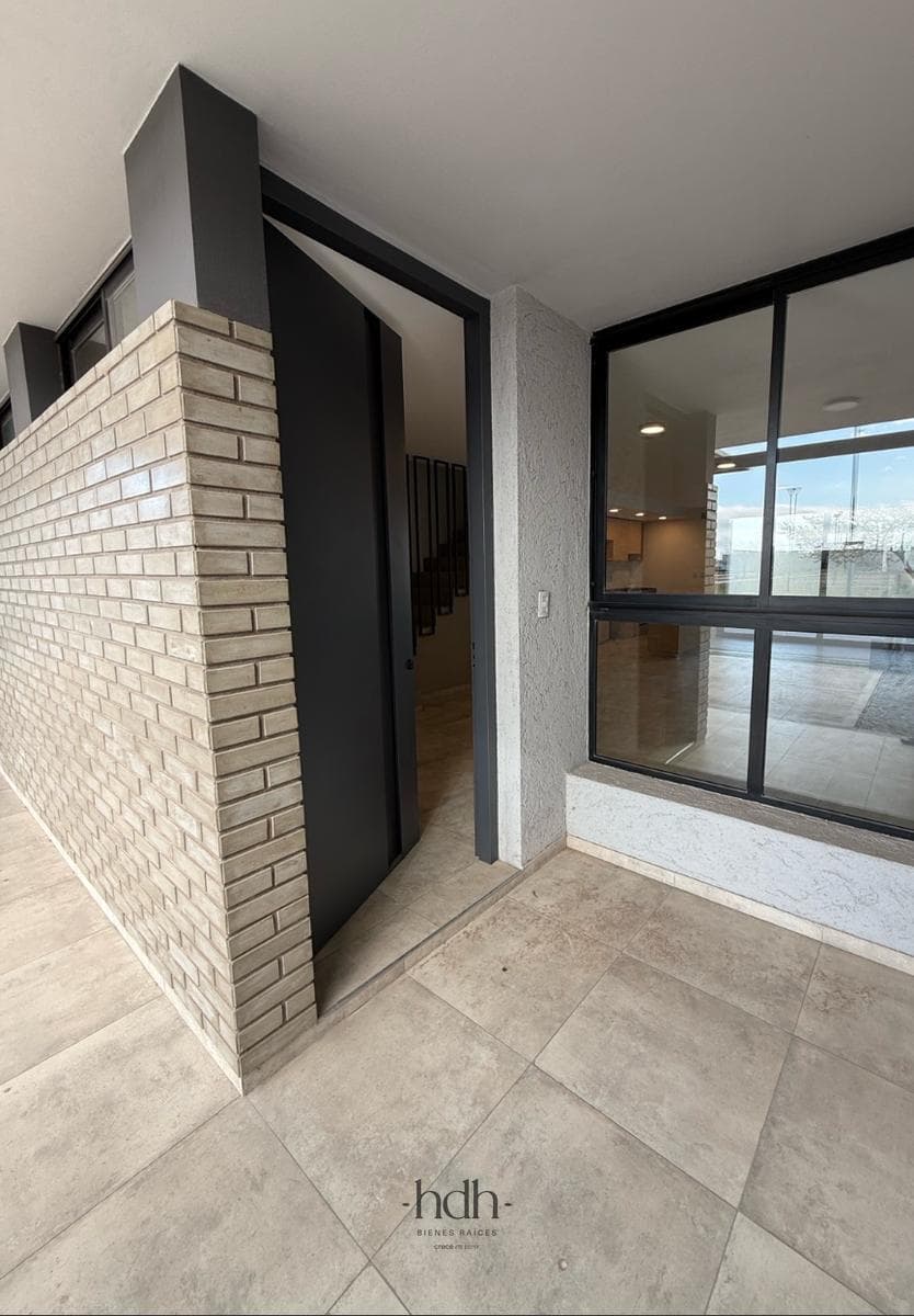 House for sale: 3 bedrooms, 3 bathrooms, with a patio, barbecue, and 24-hour security