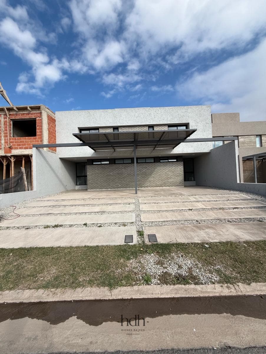 House for sale: 3 bedrooms, 3 bathrooms, with a patio, barbecue, and 24-hour security