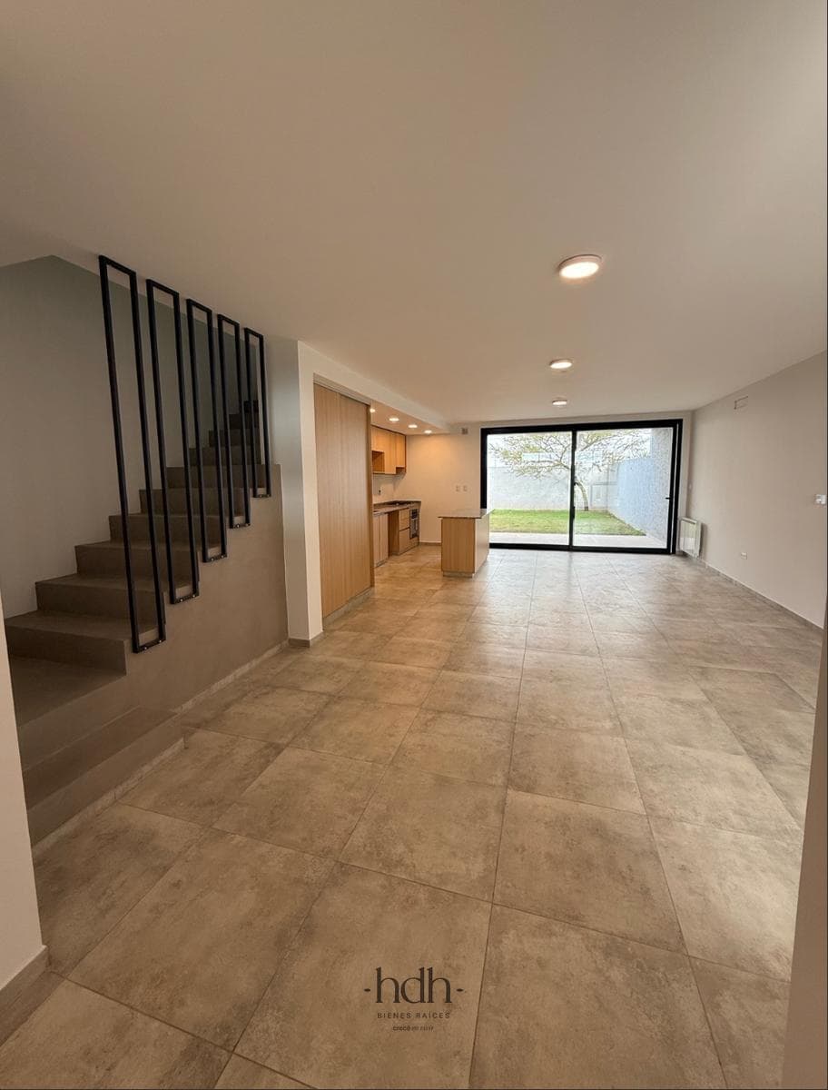 House for sale: 3 bedrooms, 3 bathrooms, with a patio, barbecue, and 24-hour security