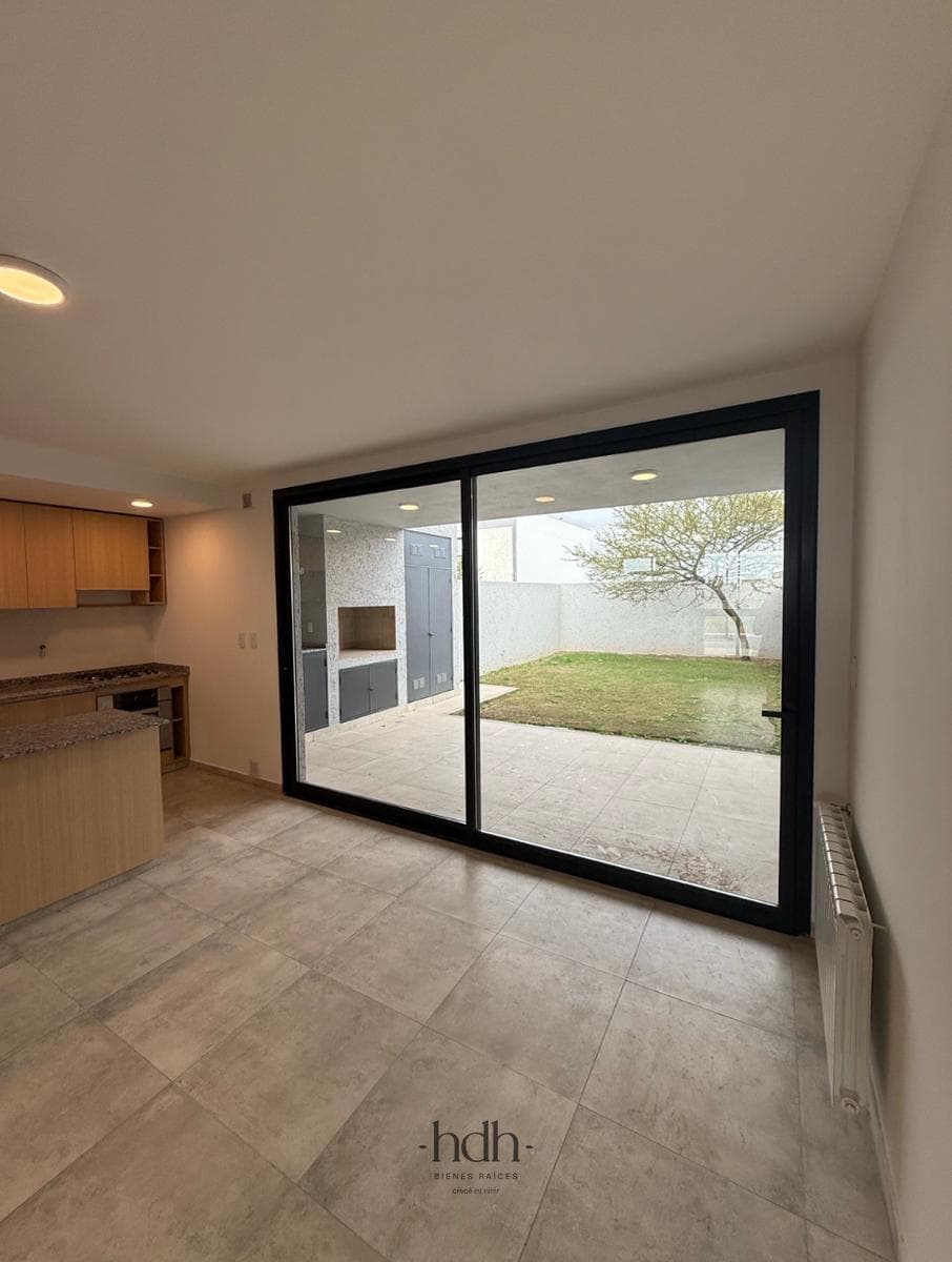 House for sale: 3 bedrooms, 3 bathrooms, with a patio, barbecue, and 24-hour security