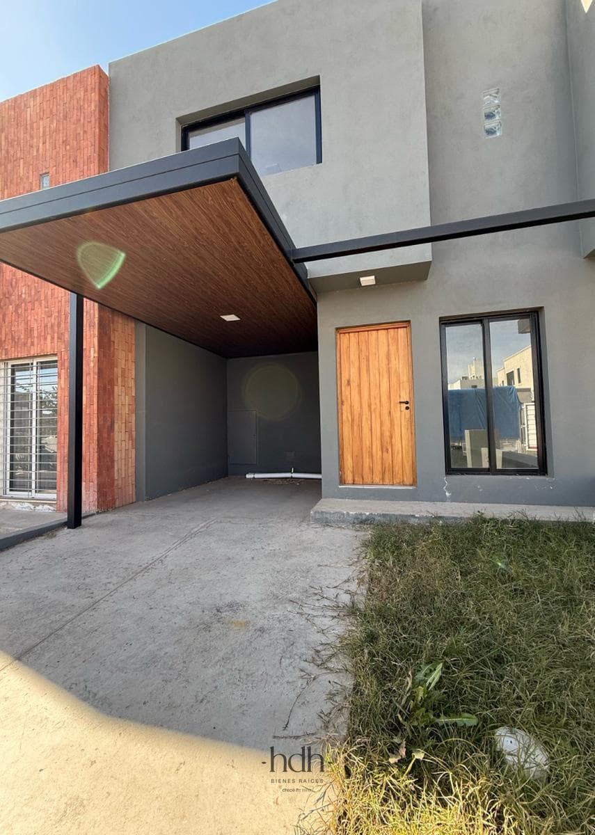 House for sale: 3 bedrooms, 3 bathrooms, patio, pool, 24-hour security