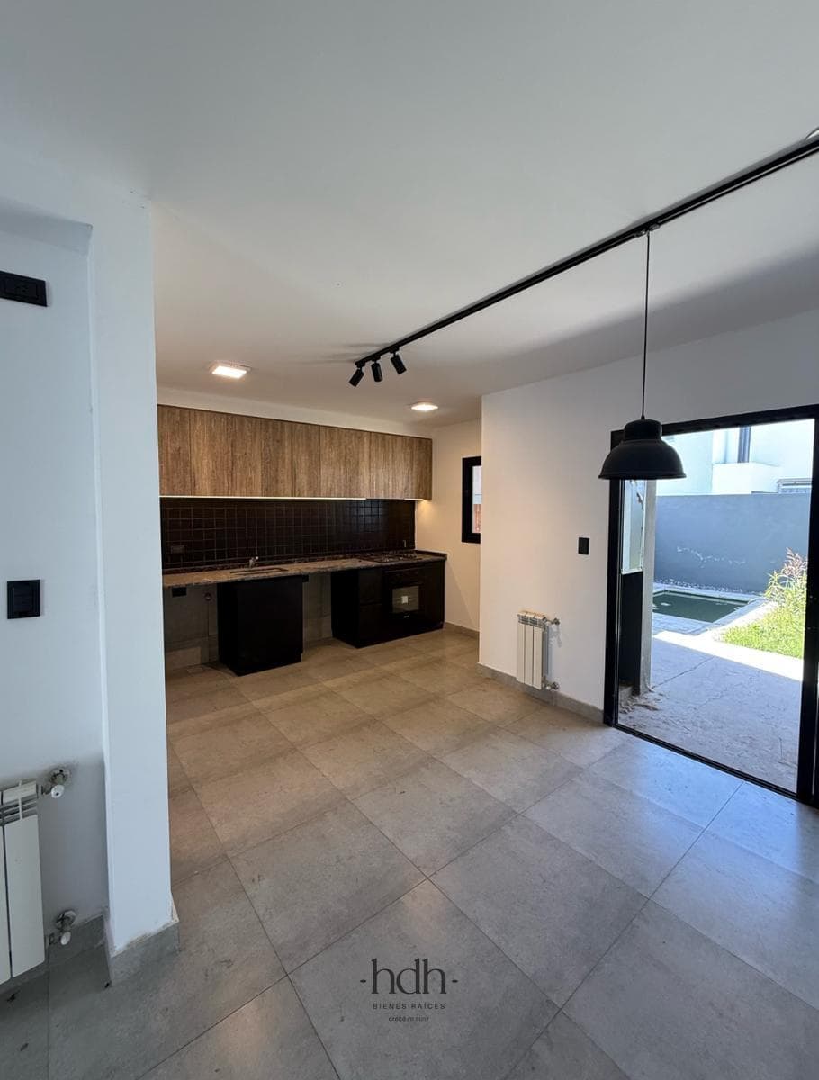House for sale: 3 bedrooms, 3 bathrooms, patio, pool, 24-hour security