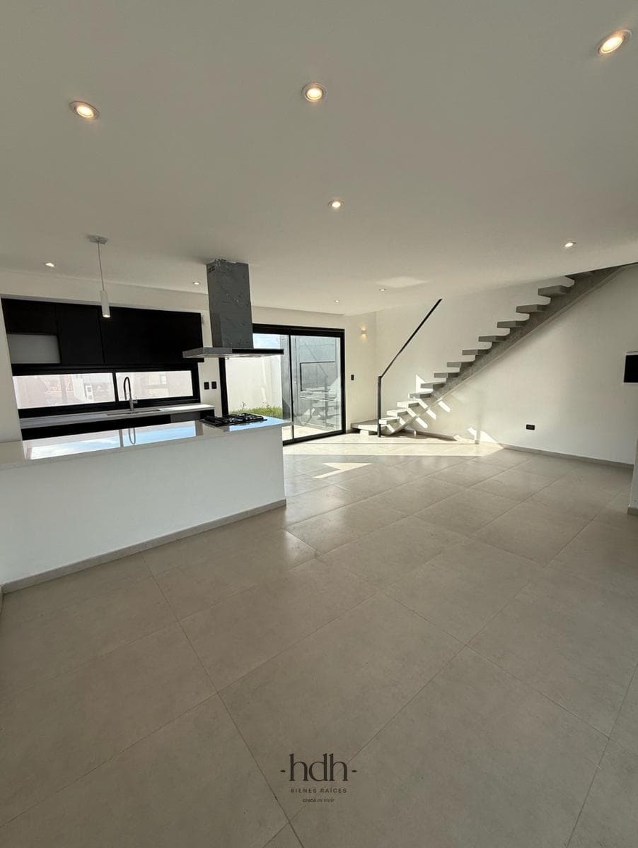 House for sale: 3 bedrooms, 3 bathrooms, with a patio and 24-hour security
