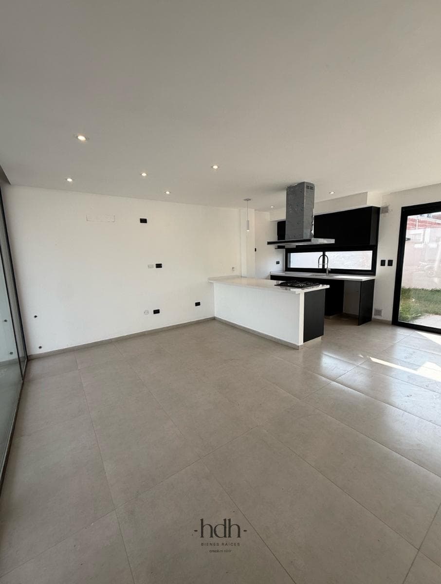 House for sale: 3 bedrooms, 3 bathrooms, with a patio and 24-hour security