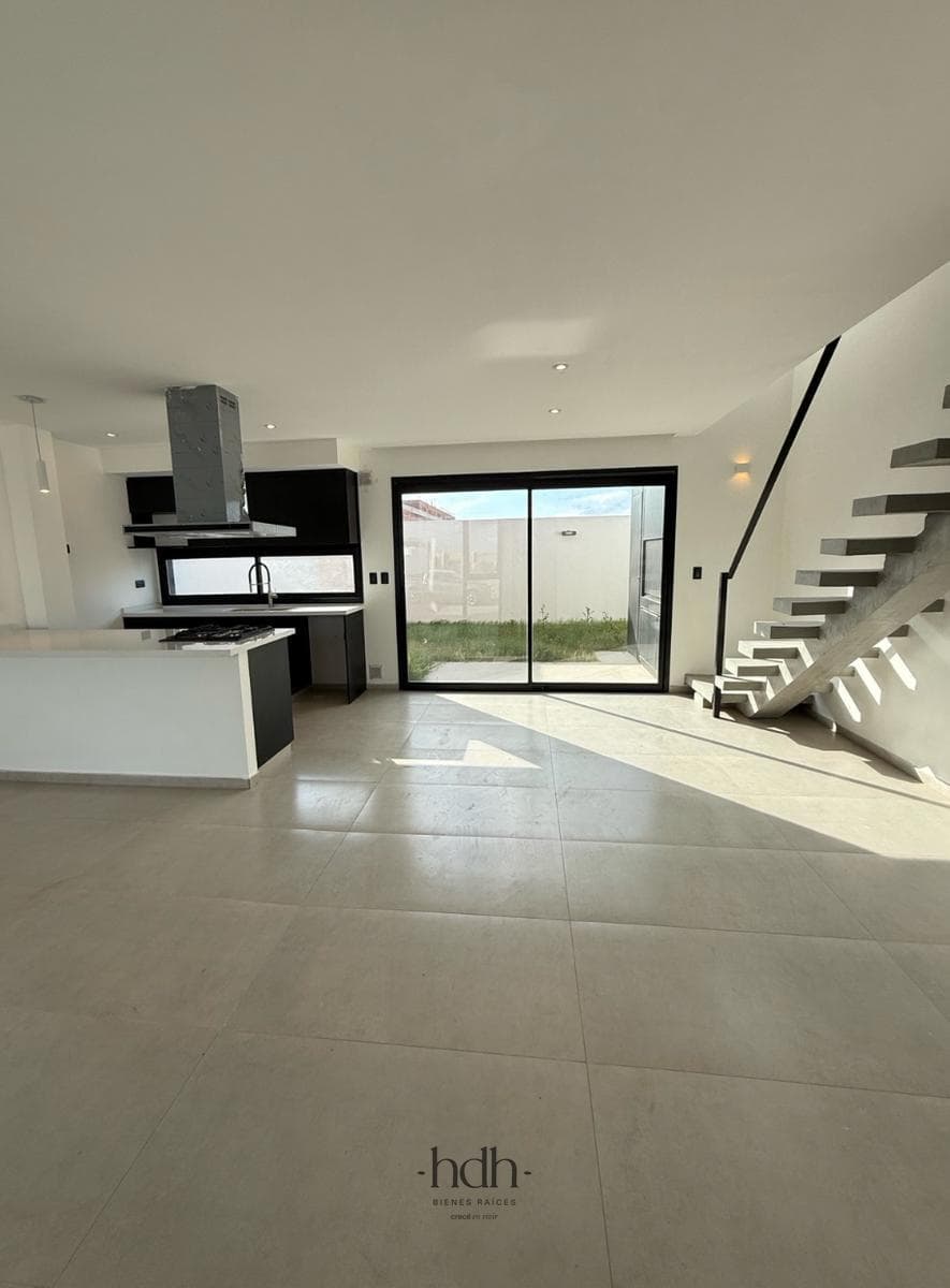 House for sale: 3 bedrooms, 3 bathrooms, with a patio and 24-hour security