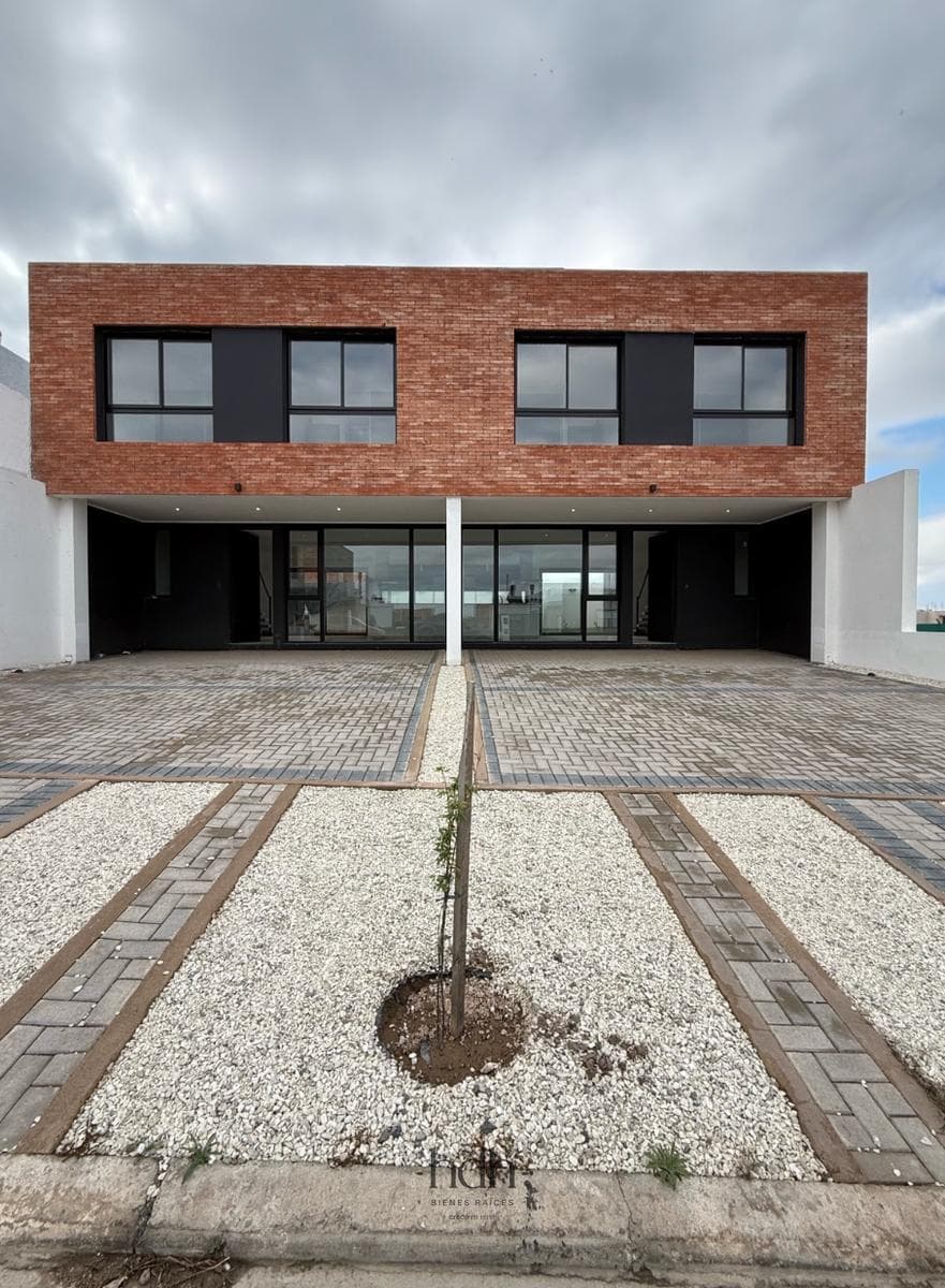 House for sale: 3 bedrooms, 3 bathrooms, with a patio and 24-hour security