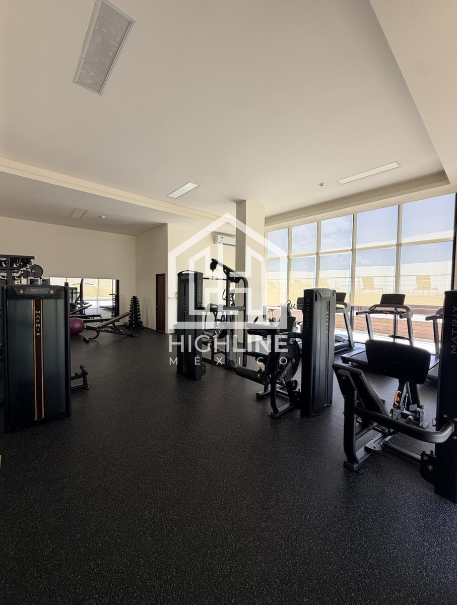 Furnished ocean-view studio apartment for rent in Cancun with a pool and gym on the main avenue