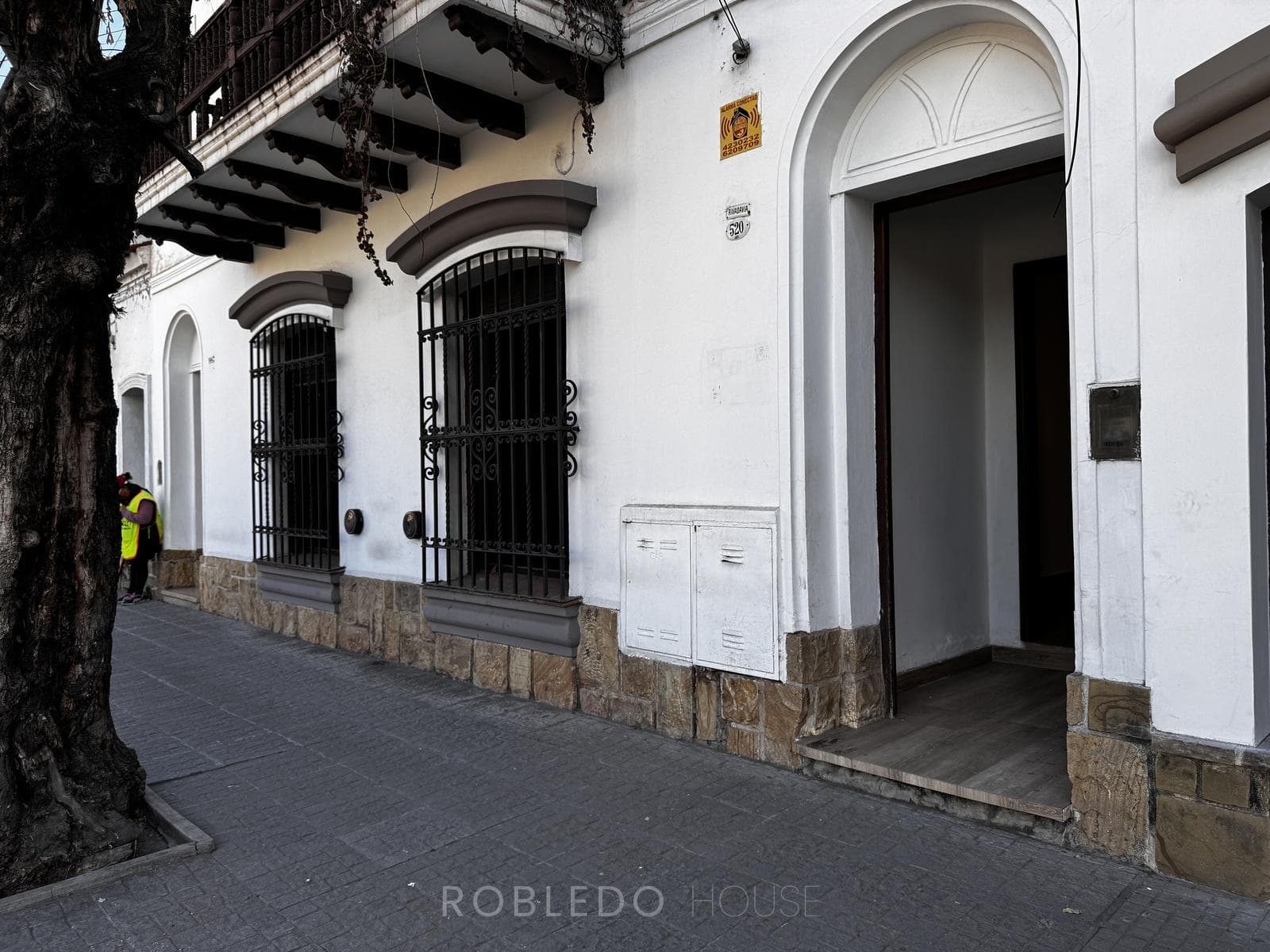 House for rent for a company; 7 offices; located across from the Salta City Legislature