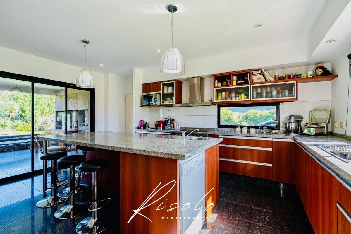 Casa en Venta. 4 dormitorios. 4 baños. Amplio Jardin. Barrio Cerrado, Escobar