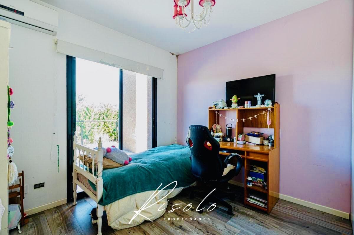 Casa en Venta. 4 dormitorios. 4 baños. Amplio Jardin. Barrio Cerrado, Escobar