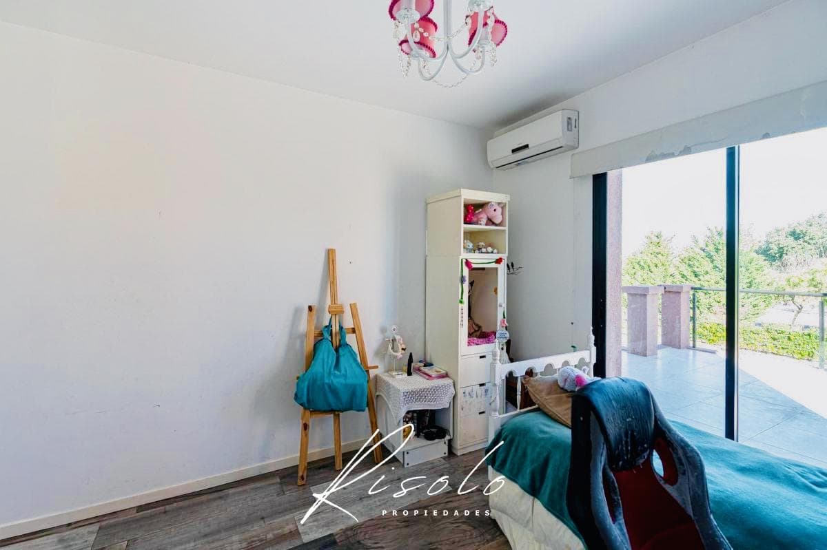 Casa en Venta. 4 dormitorios. 4 baños. Amplio Jardin. Barrio Cerrado, Escobar
