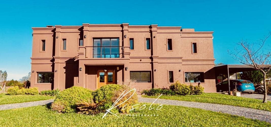 Casa en Venta. 4 dormitorios. 4 baños. Amplio Jardin. Barrio Cerrado, Escobar