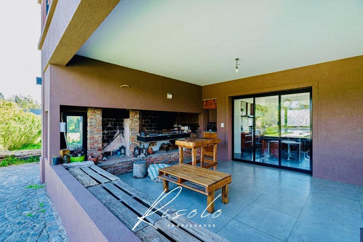 Casa en Venta. 4 dormitorios. 4 baños. Amplio Jardin. Barrio Cerrado, Escobar