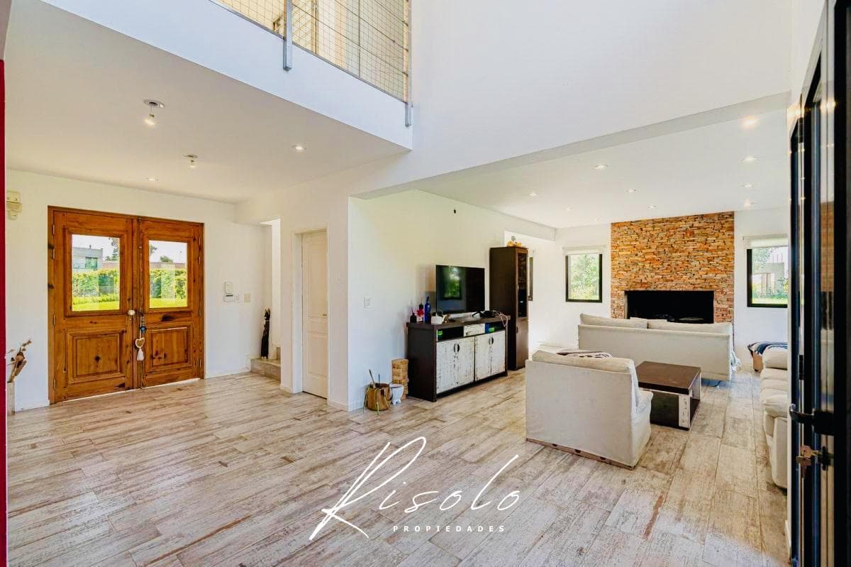 Casa en Venta. 4 dormitorios. 4 baños. Amplio Jardin. Barrio Cerrado, Escobar