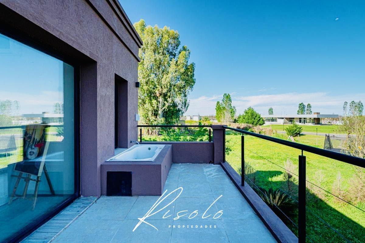 Casa en Venta. 4 dormitorios. 4 baños. Amplio Jardin. Barrio Cerrado, Escobar