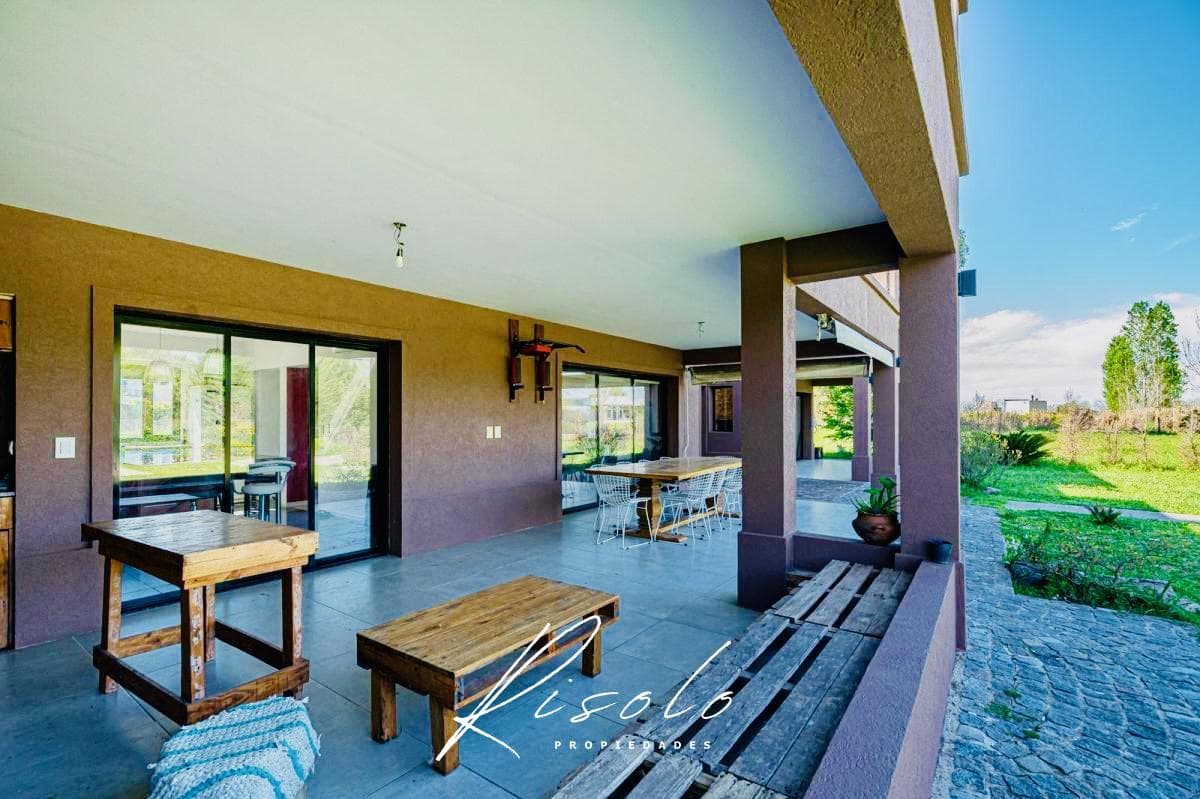 Casa en Venta. 4 dormitorios. 4 baños. Amplio Jardin. Barrio Cerrado, Escobar