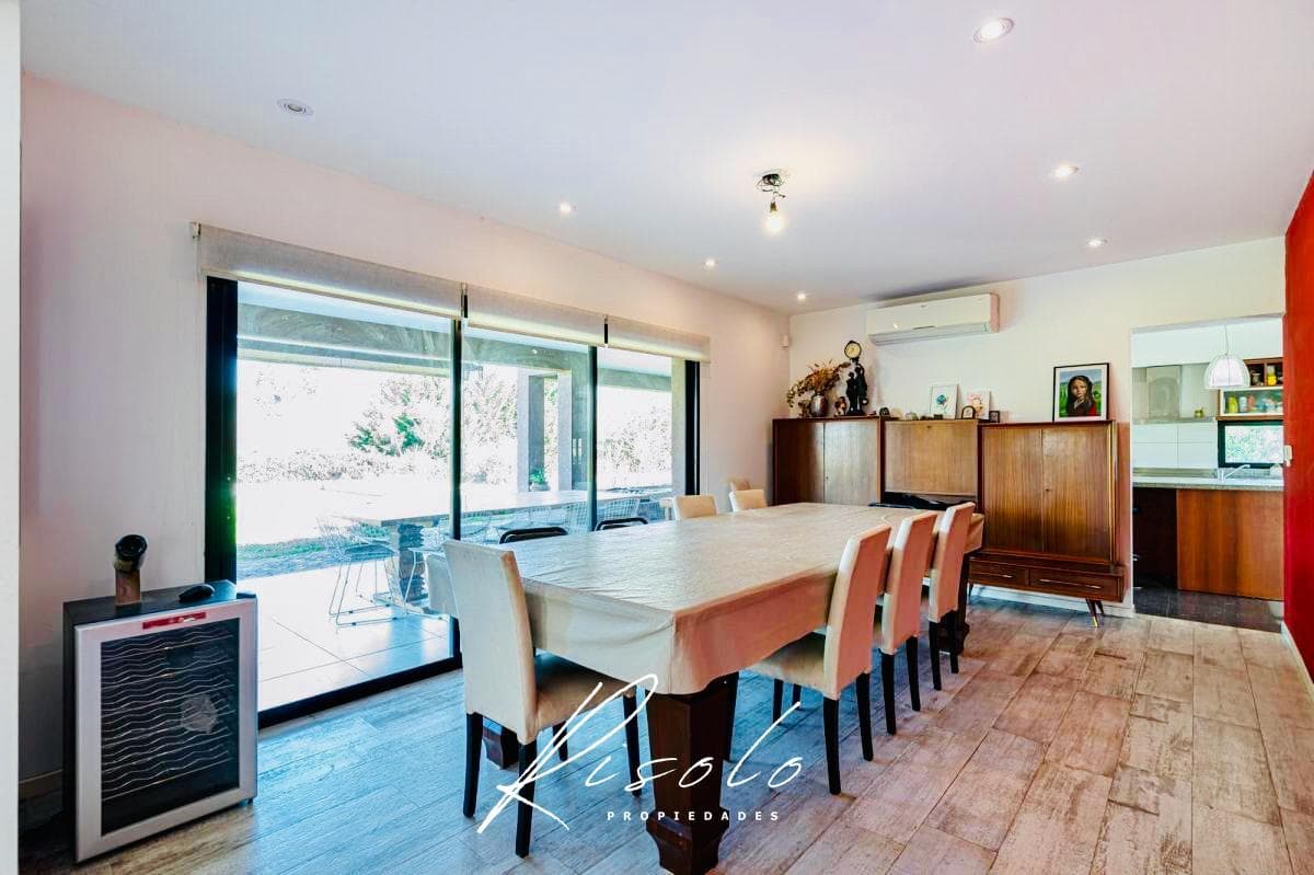 Casa en Venta. 4 dormitorios. 4 baños. Amplio Jardin. Barrio Cerrado, Escobar