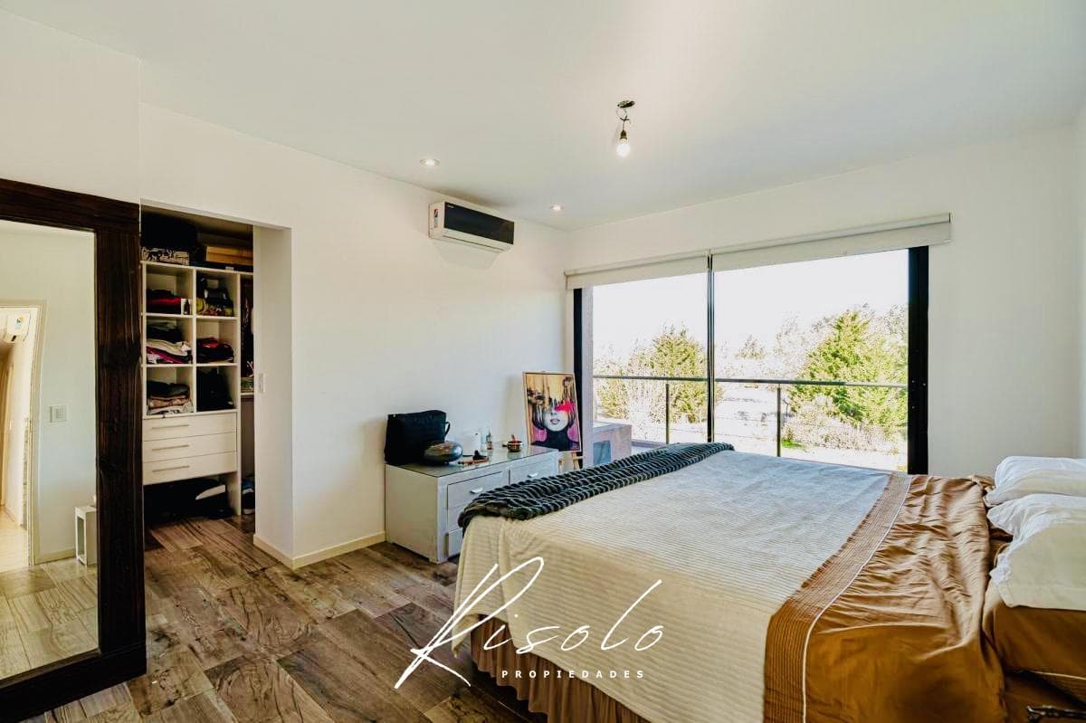 Casa en Venta. 4 dormitorios. 4 baños. Amplio Jardin. Barrio Cerrado, Escobar