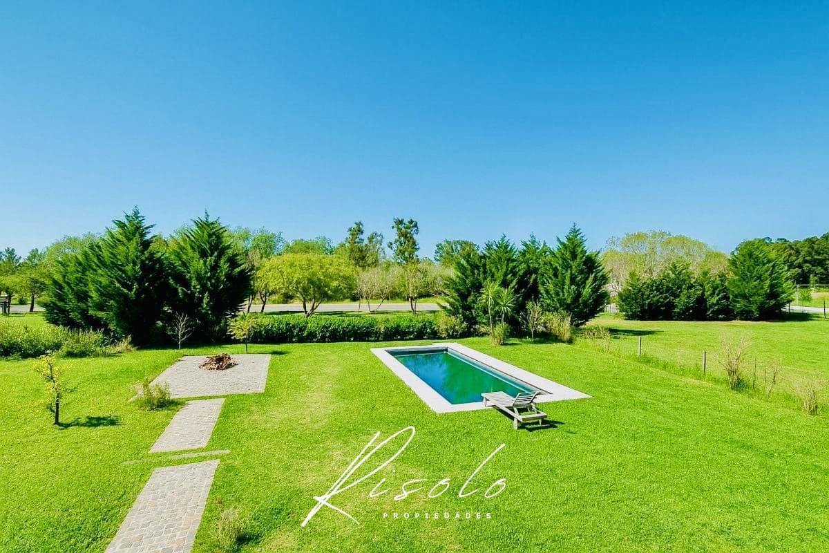 Casa en Venta. 4 dormitorios. 4 baños. Amplio Jardin. Barrio Cerrado, Escobar