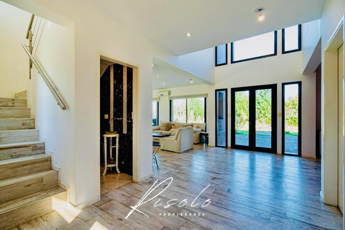 Casa en Venta. 4 dormitorios. 4 baños. Amplio Jardin. Barrio Cerrado, Escobar