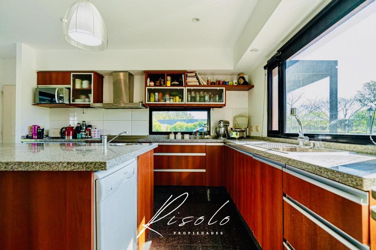 Casa en Venta. 4 dormitorios. 4 baños. Amplio Jardin. Barrio Cerrado, Escobar