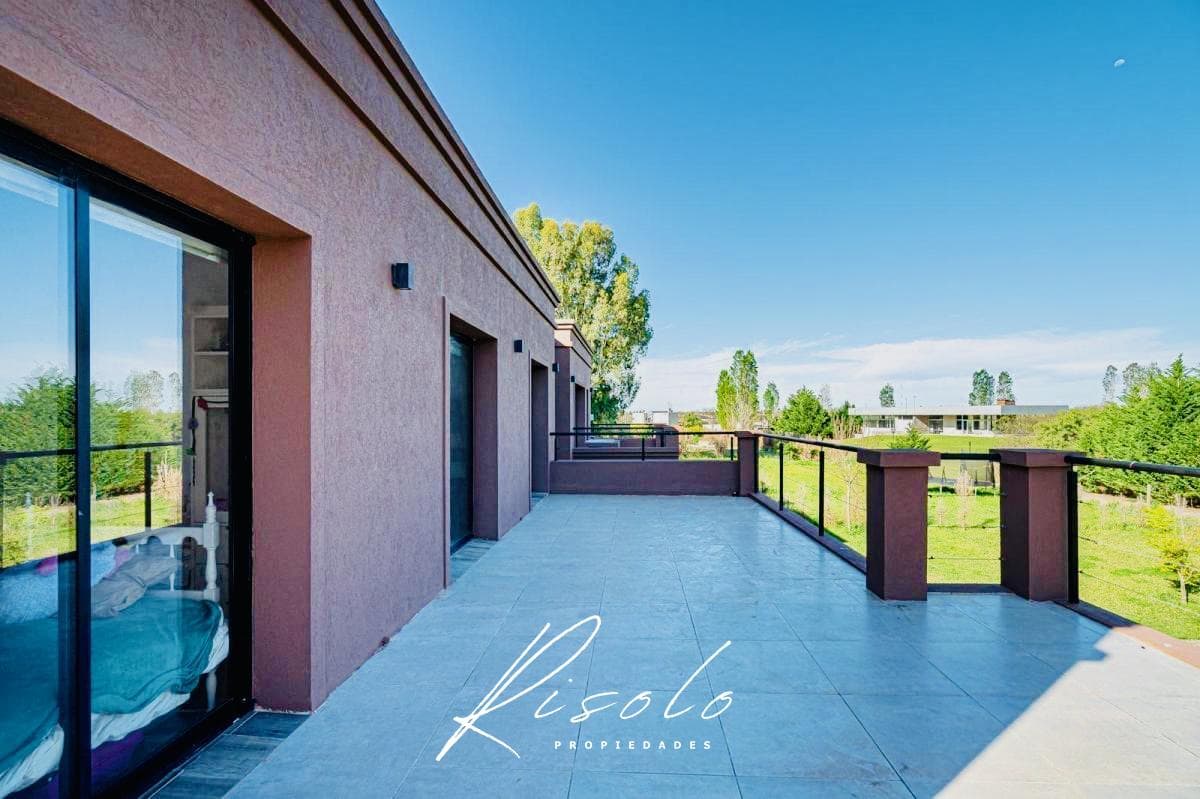 Casa en Venta. 4 dormitorios. 4 baños. Amplio Jardin. Barrio Cerrado, Escobar
