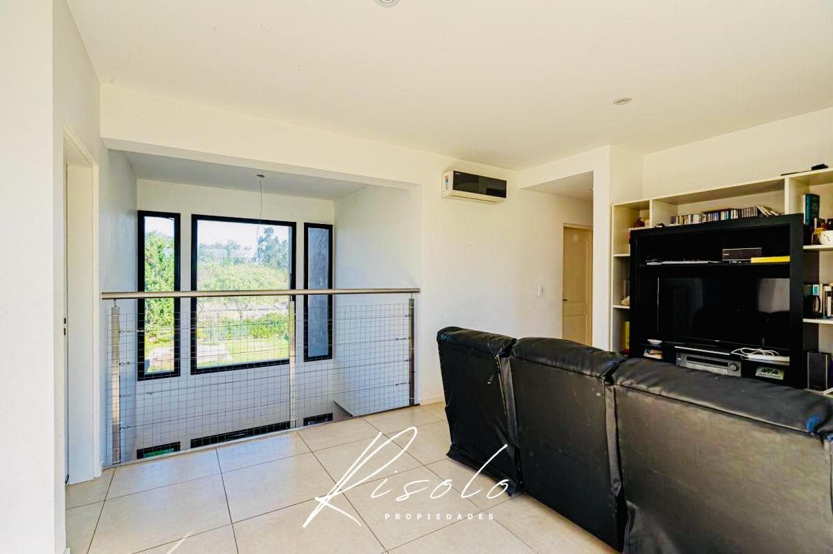 Casa en Venta. 4 dormitorios. 4 baños. Amplio Jardin. Barrio Cerrado, Escobar