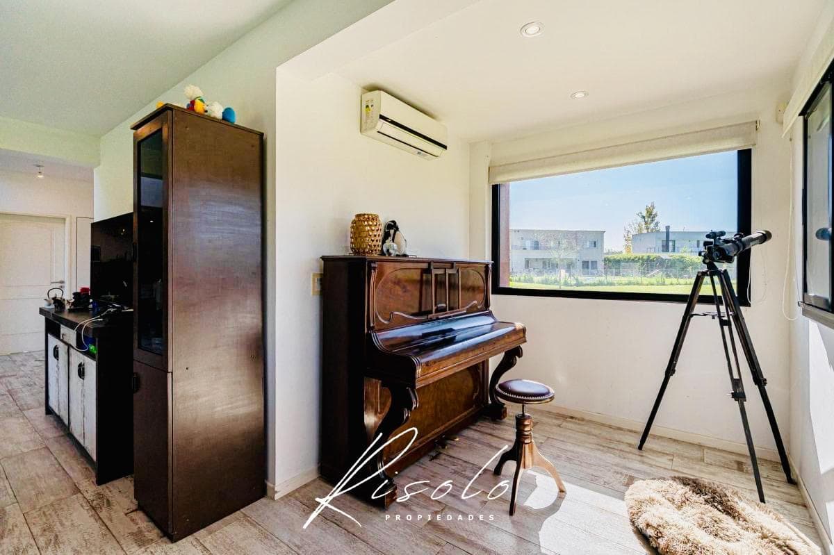 Casa en Venta. 4 dormitorios. 4 baños. Amplio Jardin. Barrio Cerrado, Escobar