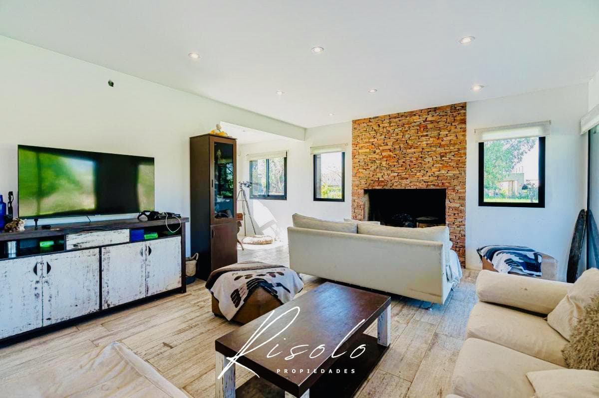 Casa en Venta. 4 dormitorios. 4 baños. Amplio Jardin. Barrio Cerrado, Escobar