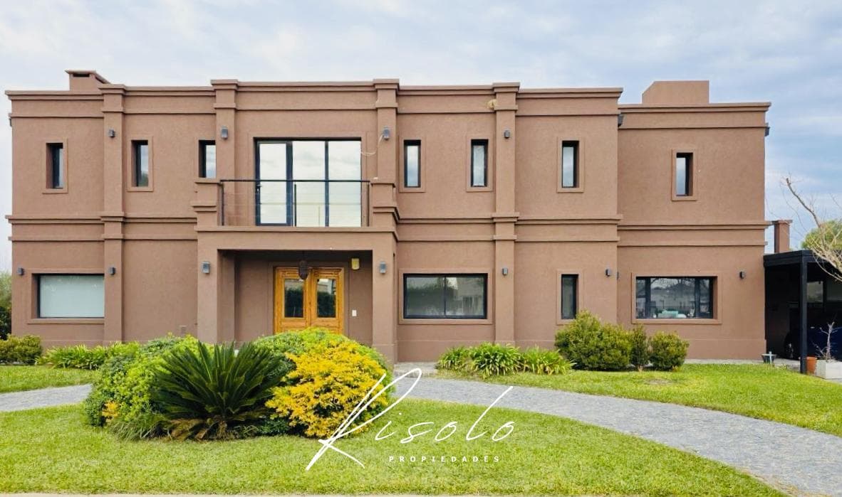 Casa en Venta. 4 dormitorios. 4 baños. Amplio Jardin. Barrio Cerrado, Escobar