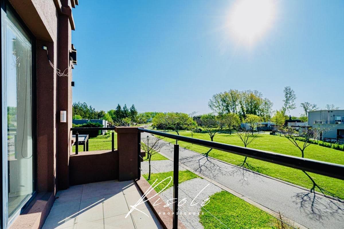 Casa en Venta. 4 dormitorios. 4 baños. Amplio Jardin. Barrio Cerrado, Escobar