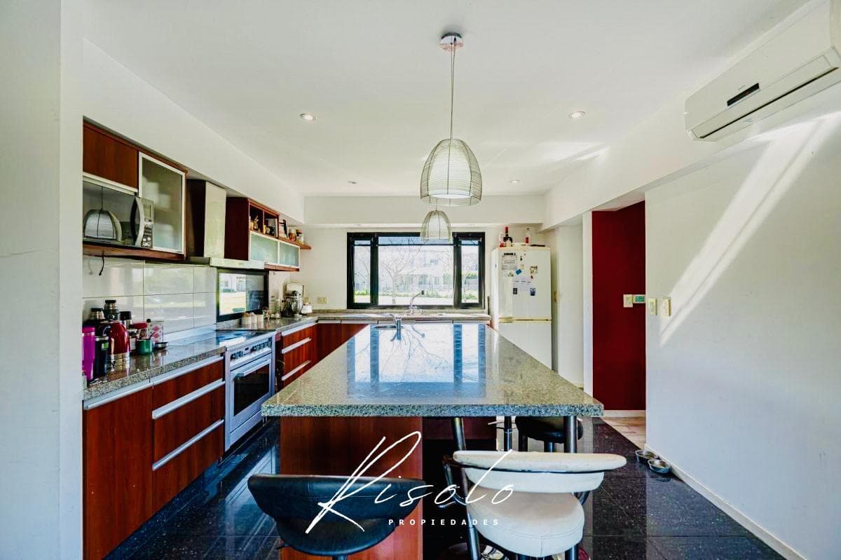 Casa en Venta. 4 dormitorios. 4 baños. Amplio Jardin. Barrio Cerrado, Escobar