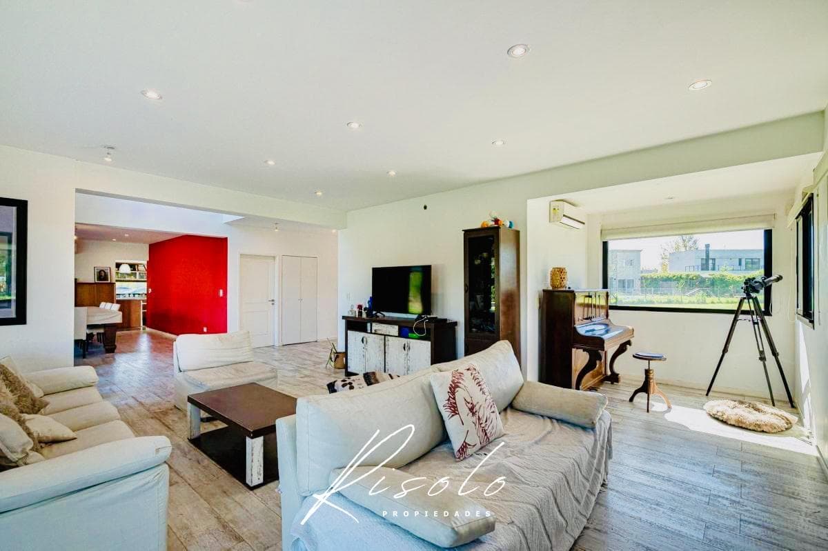 Casa en Venta. 4 dormitorios. 4 baños. Amplio Jardin. Barrio Cerrado, Escobar
