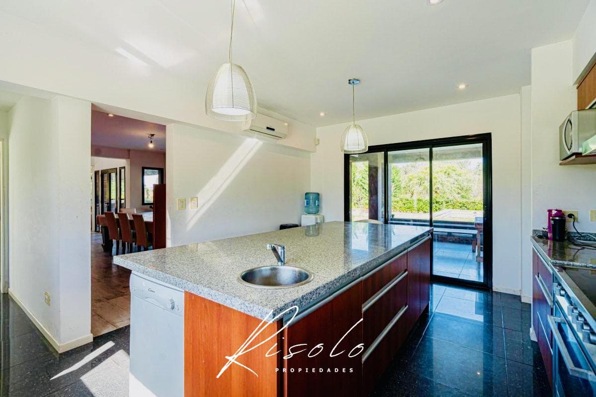 Casa en Venta. 4 dormitorios. 4 baños. Amplio Jardin. Barrio Cerrado, Escobar