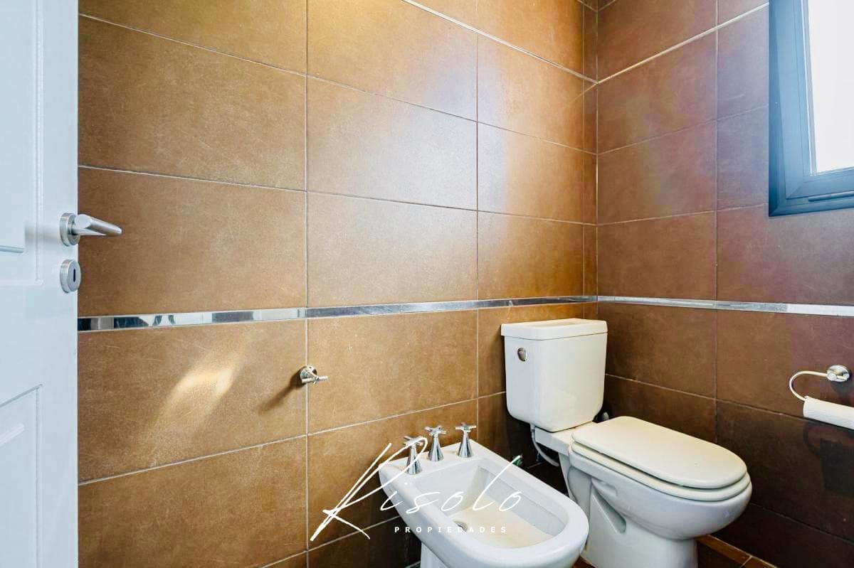 Casa en Venta. 4 dormitorios. 4 baños. Amplio Jardin. Barrio Cerrado, Escobar