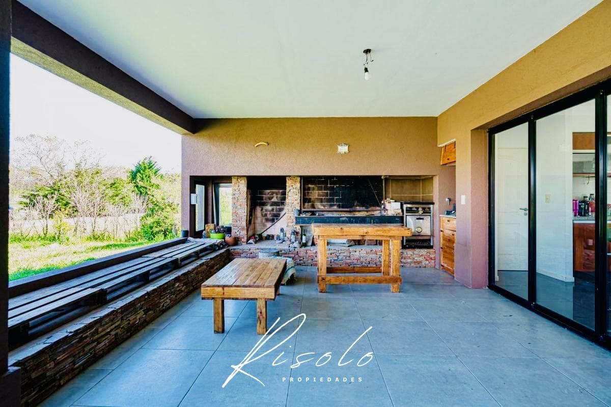 Casa en Venta. 4 dormitorios. 4 baños. Amplio Jardin. Barrio Cerrado, Escobar